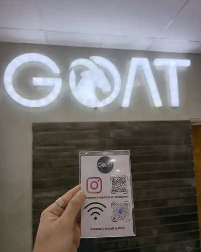 Cartel NFC en el mostrador de GOAT