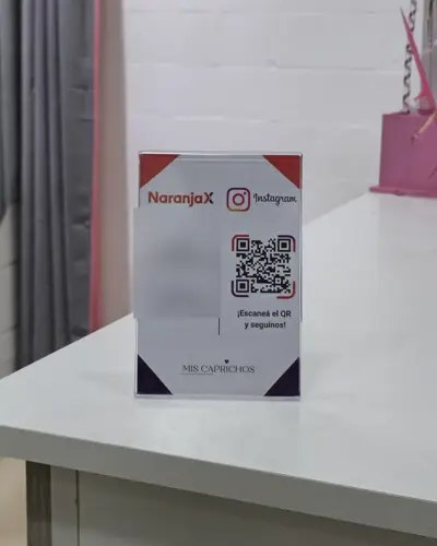 Cartel NFC en el mostrador de Mis Caprichos
