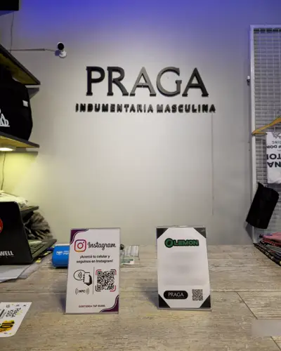 Cartel NFC en el mostrador de Praga