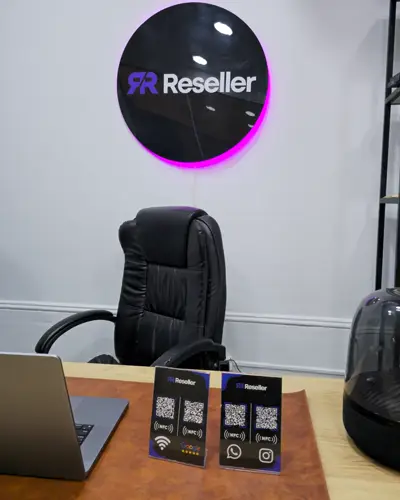 Cartel NFC en el mostrador de Reseller