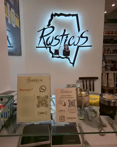 Cartel NFC en el mostrador de Rústicos